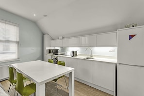 Basic Apartment | Private kitchen | Fridge, microwave, stovetop, dishwasher - Superb Clapham Duplex (London)