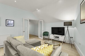 Basic Apartment | Ruang tamu | TV 