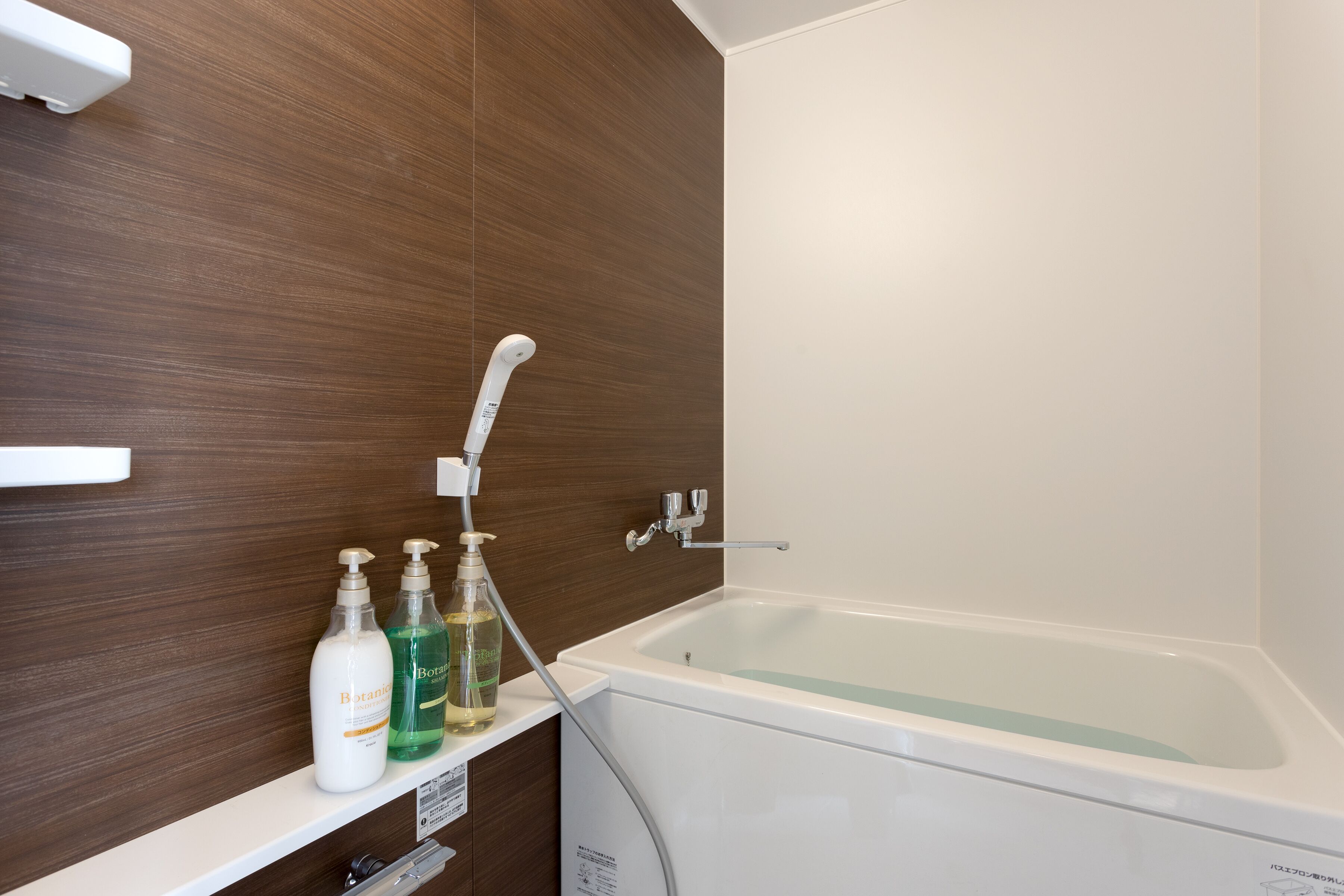 บ้านพักทราดิชันนัล | ห้องน้ำ | ฝักบัวในอ่างอาบน้ำ, ไดร์เป่าผม, รองเท้าสวมภายในห้อง, โถสุขภัณฑ์แบบบิเดท์