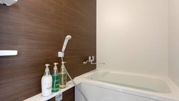 Casa tradicional | Baño | Ducha y bañera combinadas, secador de pelo, zapatillas y bidé