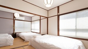 A traditional Japanese-style room with tatami flooring, a shoji screen, and a ceiling fan. - Hakone no Yado (Hakone)