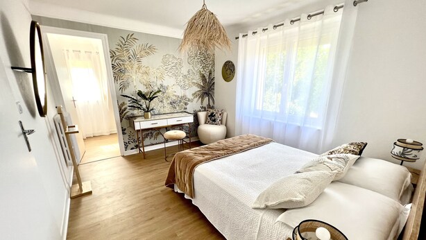 A bedroom with a bed, bedside tables, a desk, and a chair. - L'âme Voyageuse, Raffinée, 2-8 Pers, Plages à 15min (Baye)