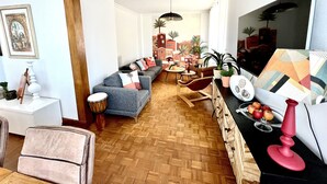 A living room with a sofa, armchairs, a coffee table, and a dining area with chairs and a table. - L'âme Voyageuse, Raffinée, 2-8 Pers, Plages à 15min (Baye)