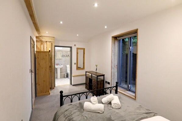 1 bedroom, iron/ironing board, free WiFi, bed sheets - The Old Corn Store – Experience Rural Life in Norfolk (Norwich)