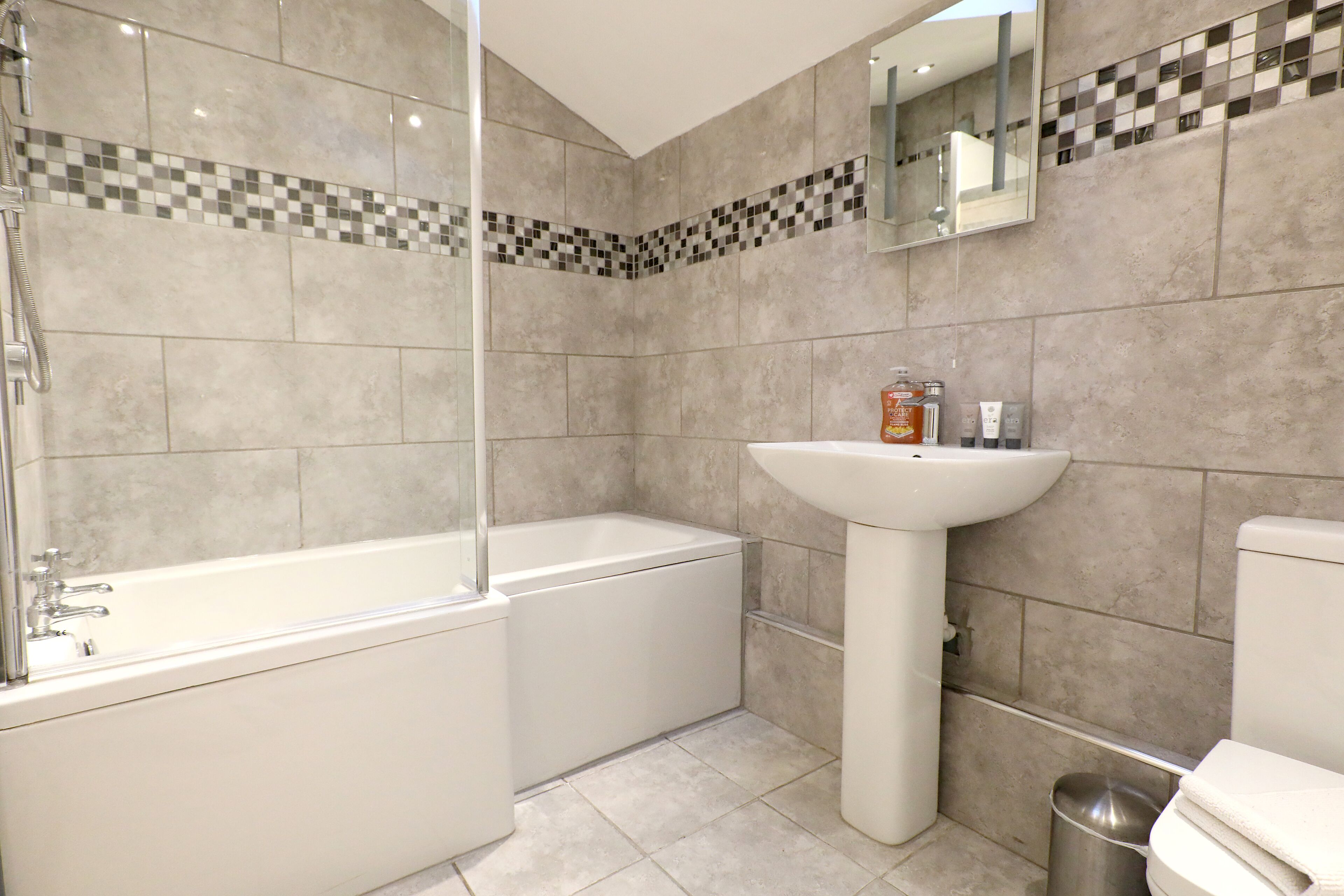 Ein Badezimmer mit Badewanne, Waschbecken und Toilette.