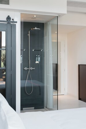 Lovely | Bathroom | Shower, rainfall showerhead, free toiletries, hair dryer - Ruby Bea Hotel Florence (Florence)