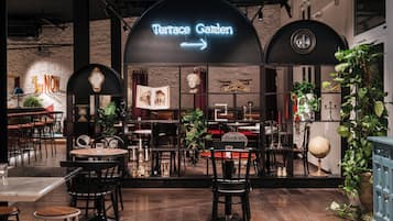 Bar (trong khuôn viên)
