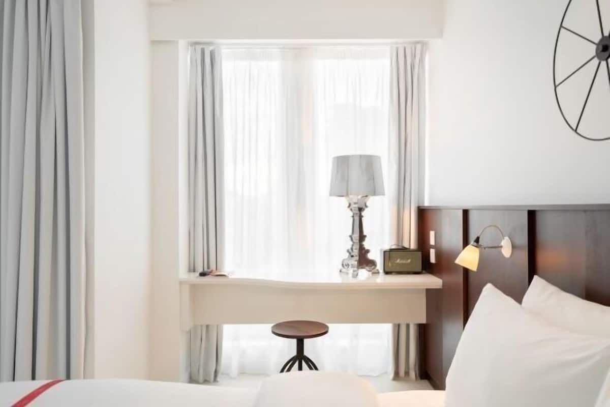 In-room safe, soundproofing, bed sheets