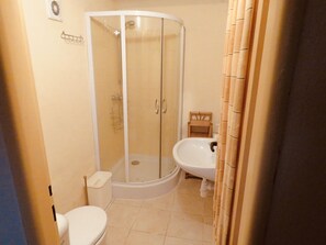 Douche, sĂšche-cheveux, serviettes fournies, savon