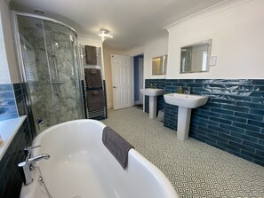 Shower, hair dryer, towels, soap - Perfect for groups of friends, party occasions or a quality family trip away. (Featherstone)
