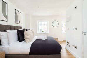 2 bedrooms, individually decorated, individually furnished - Modern 2BR 2BA with Balcony by Soho (London)