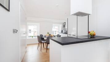 Apartamento City | Cocina privada | Frigorífico grande, microondas, horno y placa de cocina