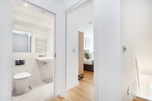 Leilighet – city | Bad | Toalettartikler (inkludert), hårføner, håndklær og såpe