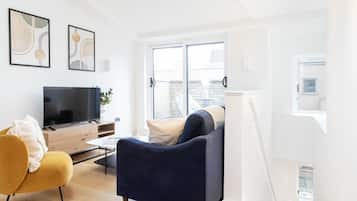 Apartamento City | Zona de estar | Smart TV de 40 pulgadas con canales por satélite