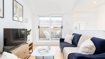 Apartamento City | Zona de estar | Smart TV de 40 pulgadas con canales por satélite