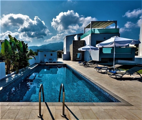 Una piscina al aire libre. Lilu Villa 1 With Private Pool