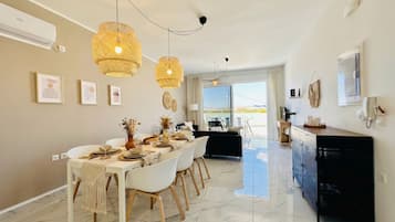 Vila, 4 quartos, para fumantes, piscina particular | Sala de jantar