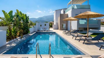 Vila, 4 quartos, para fumantes, piscina particular | Piscina | Piscina externa