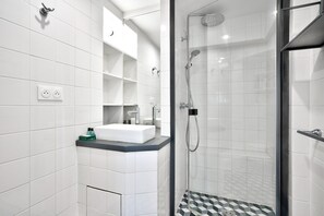 Dusche, Handtücher, Toilettenpapier