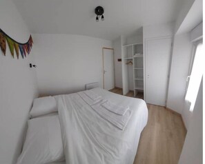 2 bedrooms, travel crib, free WiFi, bed sheets