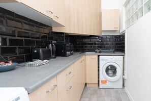 Fridge, microwave, oven, toaster - Open Mind Property - 2 Bedrooms (Portsmouth)