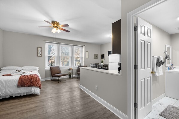 Escritorio, tabla de planchar con plancha, wifi gratis y ropa de cama