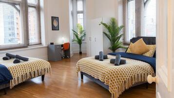 2 slaapkamers, een strijkplank/strijkijzer, gratis wifi, beddengoed
