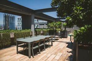 Outdoor dining - Fully equipped kitchen, internet, comfy beds,  business lounge, swim lane. (Cuauhtémoc)