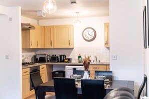 Fridge, microwave, oven, toaster - Open Mind Property - Luxury Apartment Near Hospital (Southampton)