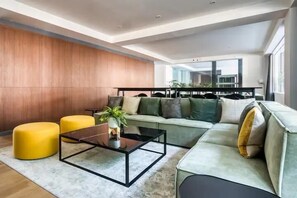 Smart TV, DVD player - Fully equipped kitchen, internet, comfy beds,  business lounge, swim lane. (Cuauhtémoc)