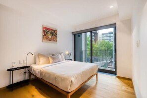 2 quartos, ferros/tábuas de passar roupa, berço de viagem