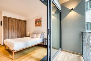 2 soverom, skrivebord, strykejern/-brett og reiseseng for barn
