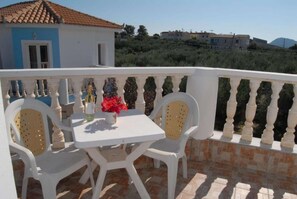 Outdoor dining - Agios Sostis Beach Villa (Zakynhtos)