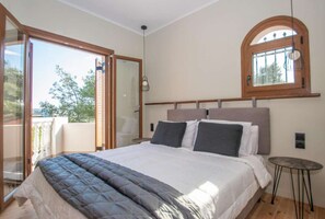 6 bedrooms, desk, iron/ironing board, free WiFi