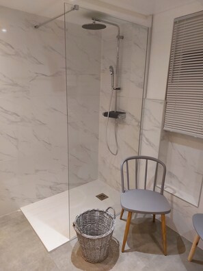 Een douche, een haardroger, handdoeken, zeep