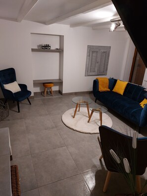 Een televisie en een open haard