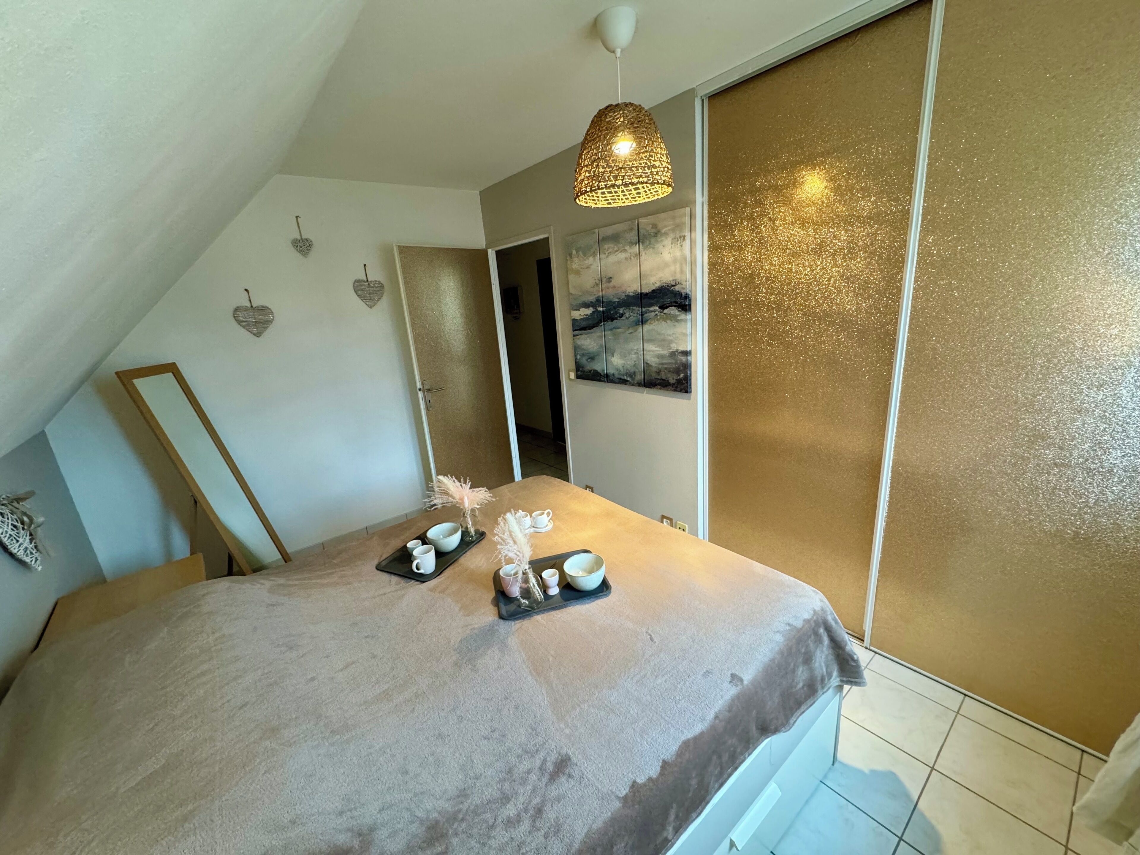 1 chambre, bureau, fer et planche à repasser, lit parapluie