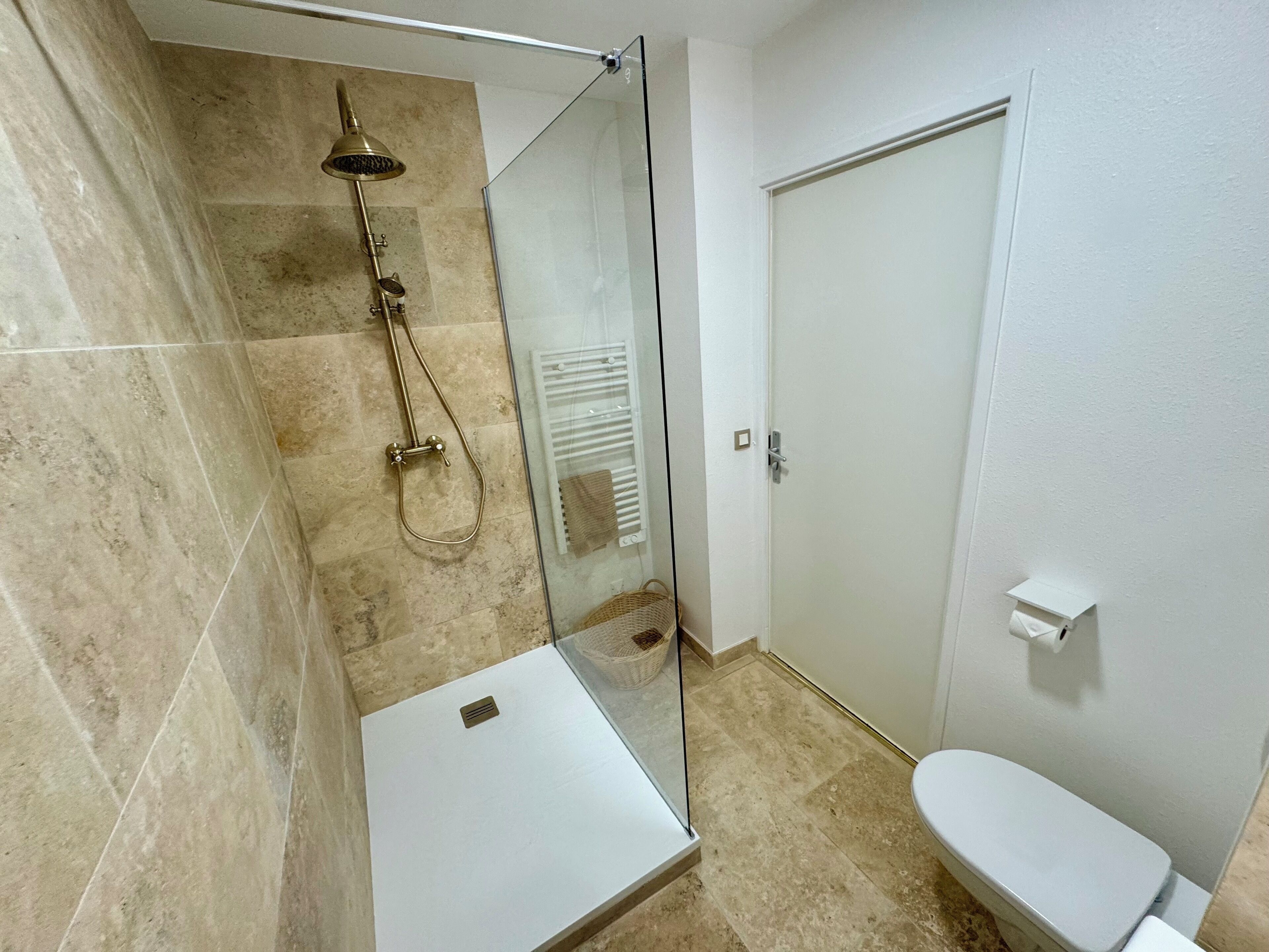  milieuvriendelijk toiletgerief, een haardroger, handdoeken