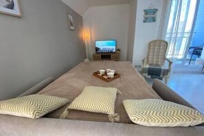 1 slaapkamer, een strijkplank/strijkijzer, reisbedje, internet