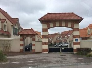 Third-party on-site parking