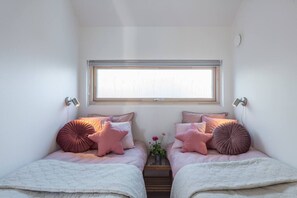 Tabla de planchar con plancha, wifi y ropa de cama 