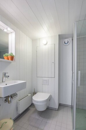Shower, hair dryer - Sparkling newly built house close to city & nature (Älvsjö)