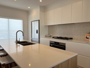 Fridge, microwave, stovetop, dishwasher