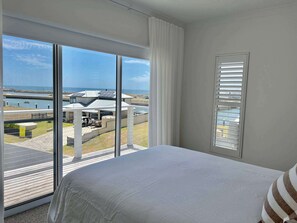 4 bedrooms, bed sheets