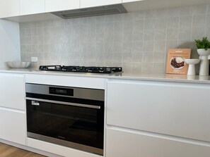 Kühlschrank, Mikrowelle, Herdplatte, Geschirrspüler