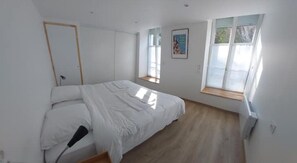 2 sovrum, skrivbord, resesäng och gratis wi-fi