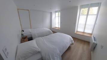 2 slaapkamers, een bureau, reisbedje, gratis wifi