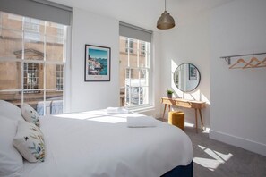 2 Schlafzimmer, Schreibtisch, Bügeleisen/Bügelbrett, Reisekinderbett