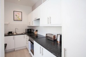 Kaffetrakter/tekoker, kjøleskap, mikrobølgeovn og ovn