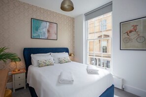 2 slaapkamers, een bureau, een strijkplank/strijkijzer, reisbedje